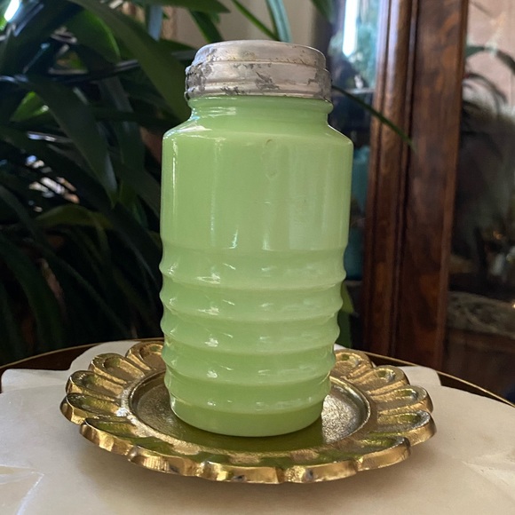 1930’s Jeannette Jadeite Beehive Sugar Shaker Depression Era Glass - Picture 4 of 15